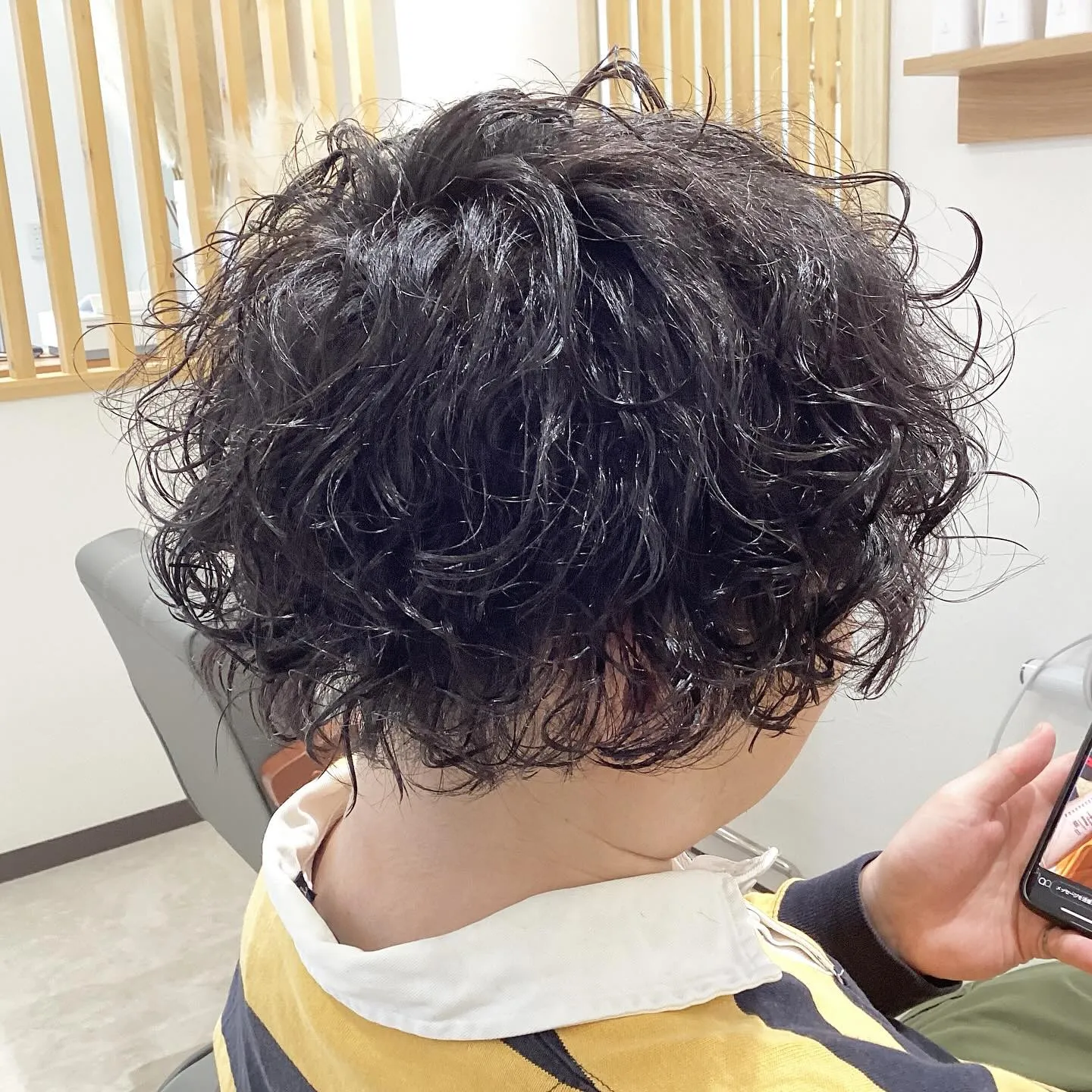 メンズスタイルにおけるパーマの選択は、直毛の方の印象を大きく...