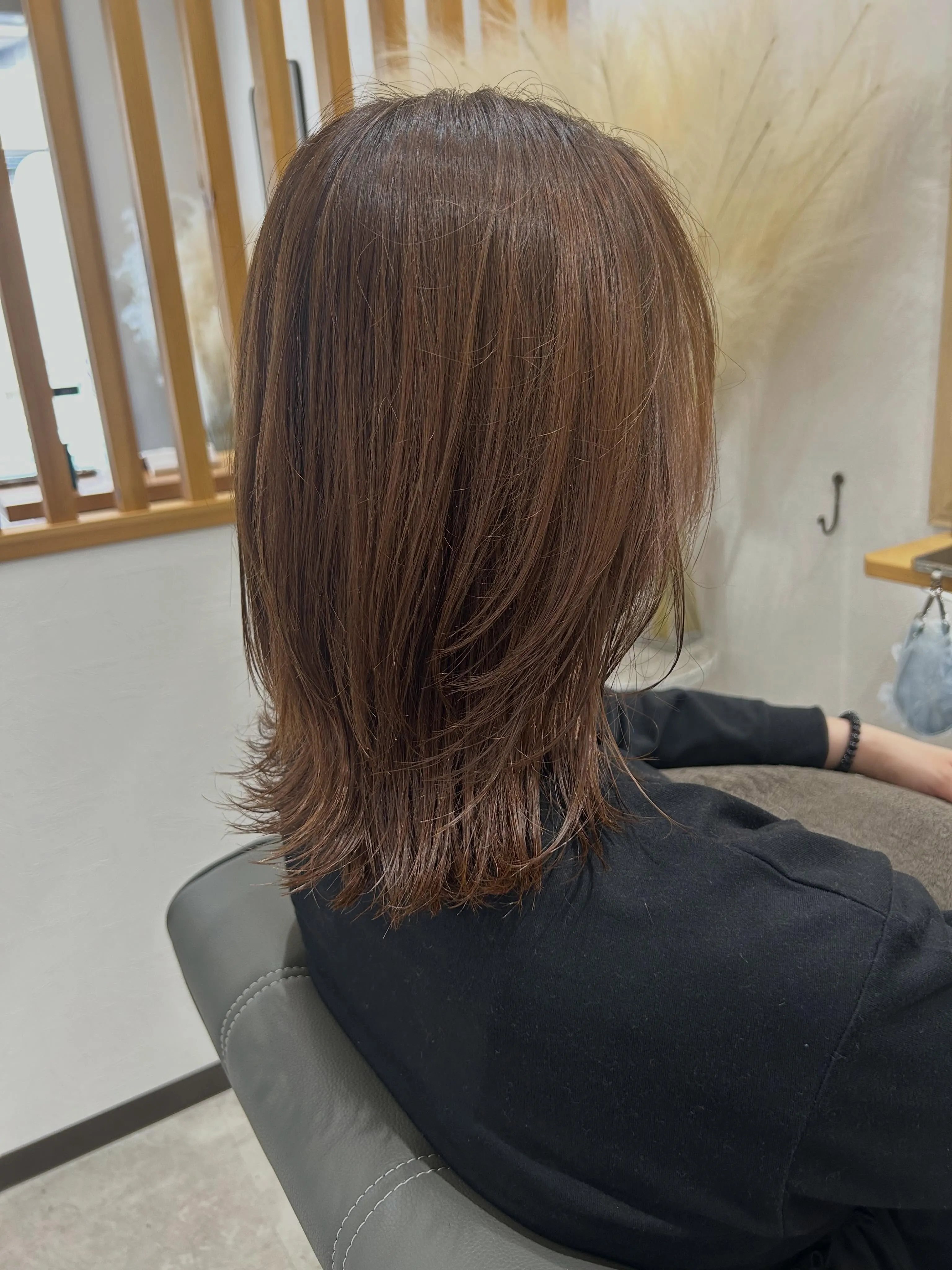 重たく見えやすいミディアムスタイルも